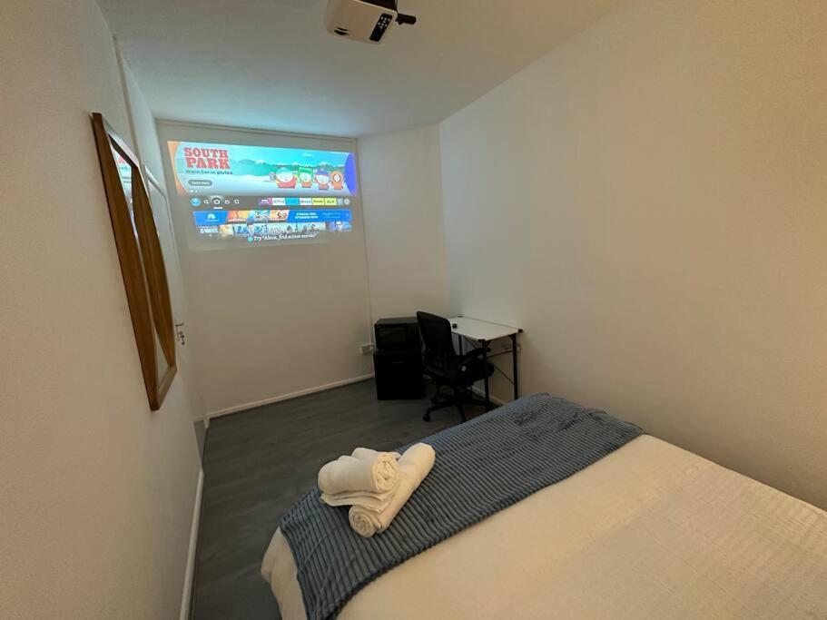 Small Cozy Private Bedroom Zone1 ลอนดอน ภายนอก รูปภาพ