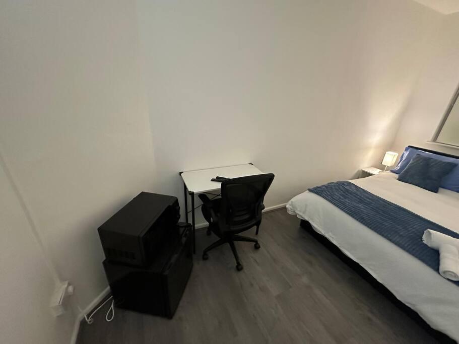 Small Cozy Private Bedroom Zone1 ลอนดอน ภายนอก รูปภาพ
